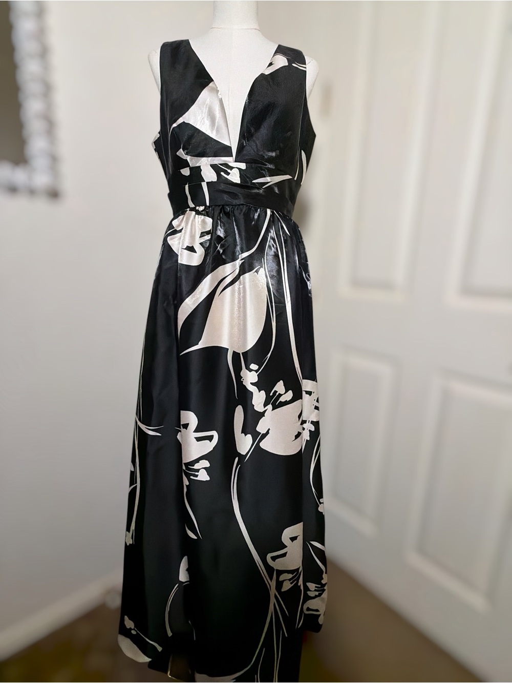Donna Karan New York Black Ivory Floral Satin Maxi Dress Size 6 $349